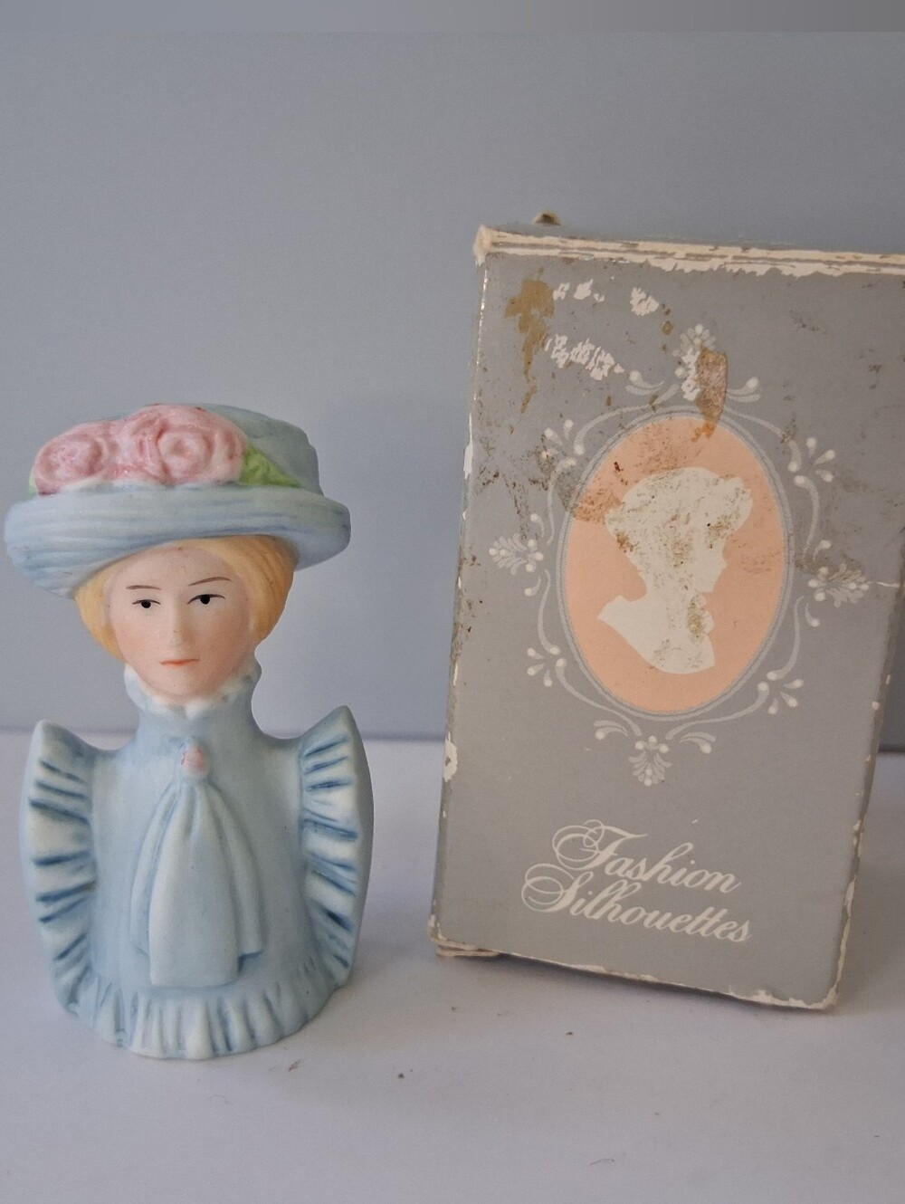 Avon American Fashion Porcelain Collectible 1982 Thimble